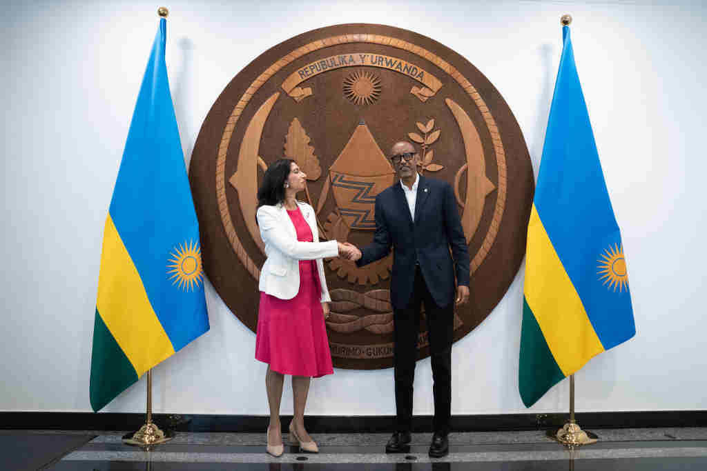 A daquela ministra de Interior británica, Suella Braverman, co presidente de Ruanda, Paul Kagame, en marzo deste ano. (Foto: Stefan Rousseau / Pa Wire / DPA)