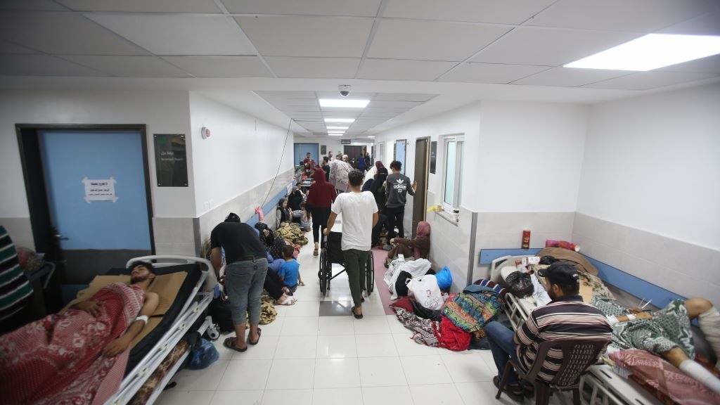 Corredores do hospital de Al-Shifa, en Gaza. (Foto: Saeed Jaras / Contacto / Europa Press)