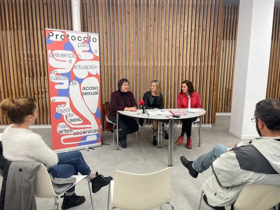 Patricia de Lorenzo, Sandra Vázquez e Rosa Álvarez Prada,na presentación do protocolo.