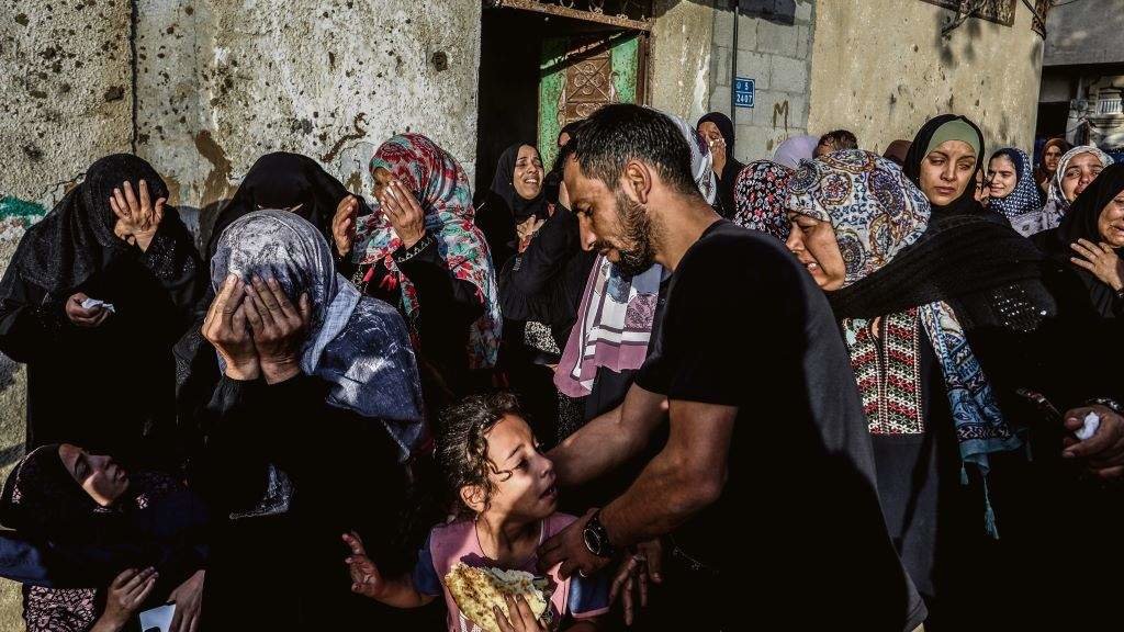 Poboación palestina durante o funeral da familia Fogo, asasinada durante un atentado israelí contra Rafah, no sur da Faixa de Gaza. (Foto: Abed Rahim Khatib)