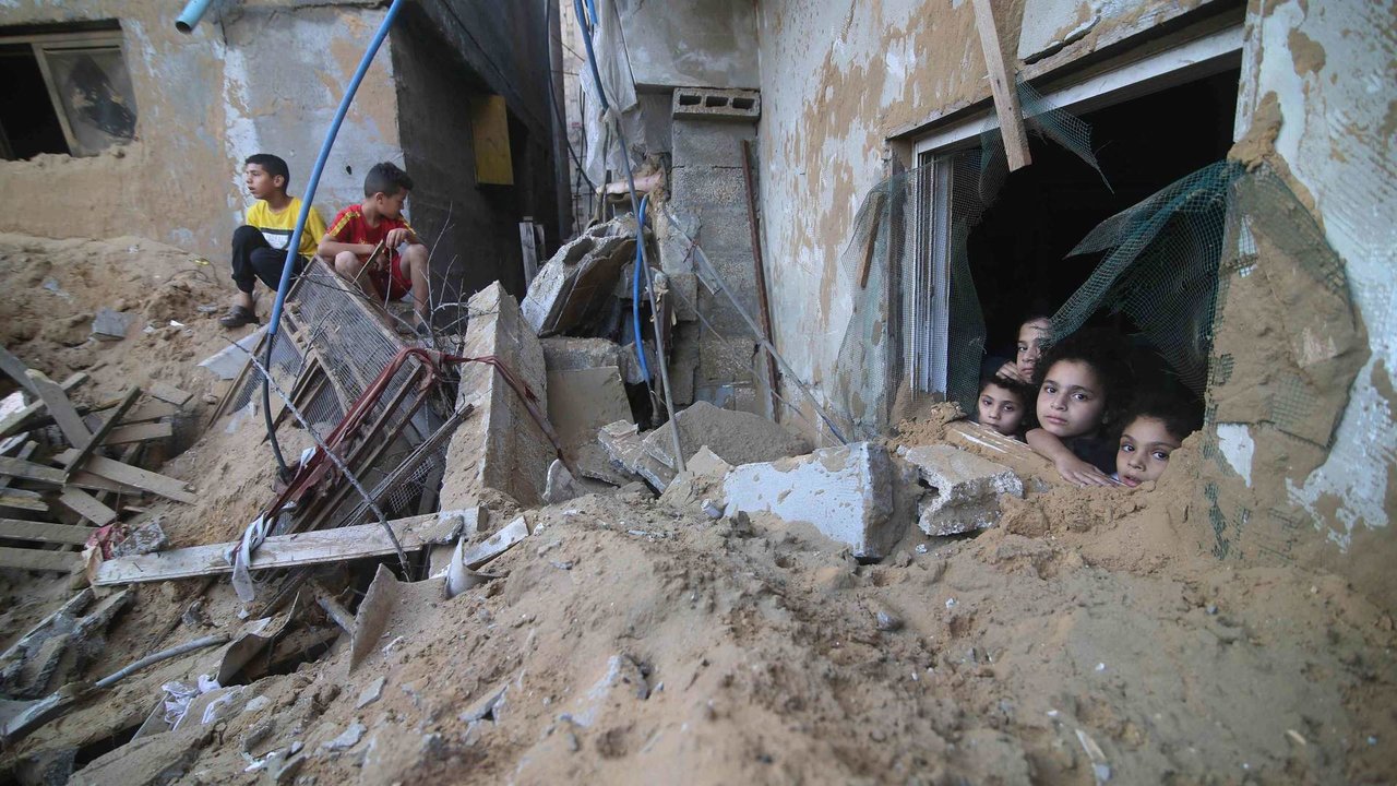 Niños en un edificio destruído por los bombardeos israelís en Gaza. (Foto: Wang Dongzhen / Xinhua News)