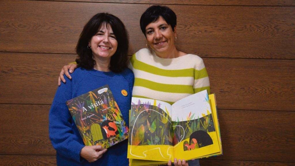 A escritora Núria Figueras e a ilustradora Anna Font, autoras do álbum ilustrado  'A visita'. (Foto: Nós Diario)