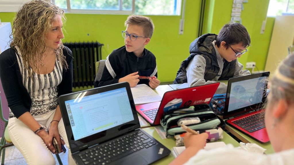 Alumnado traballa na aula con cadanseu ordenador portátil no marco do programa E-Dixgal. (Foto: Xunta da Galiza).