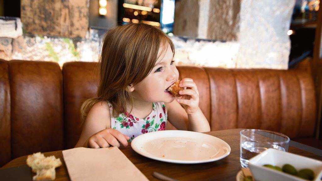 Unha nena come a última croqueta. (Foto: Nós Diario)