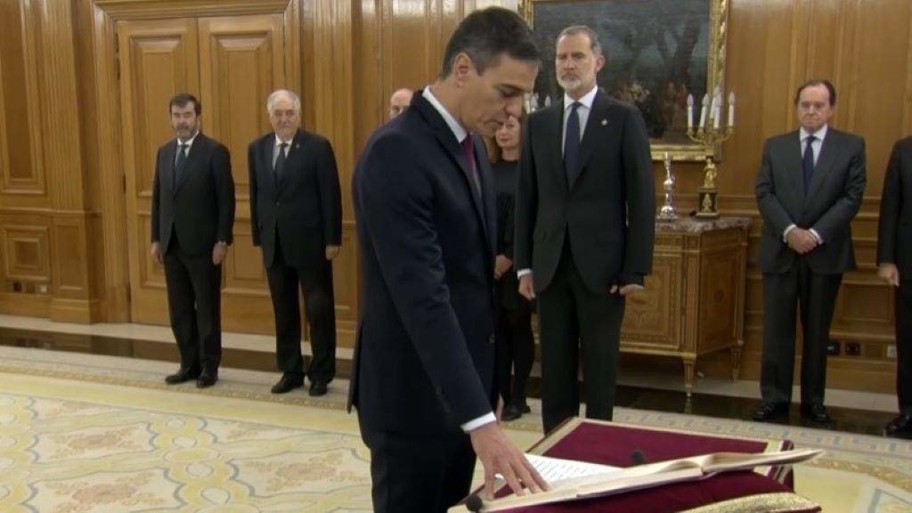 Pedro Sánchez prometendo hoxe o cargo ante Felipe VI. (Foto: RTVE)