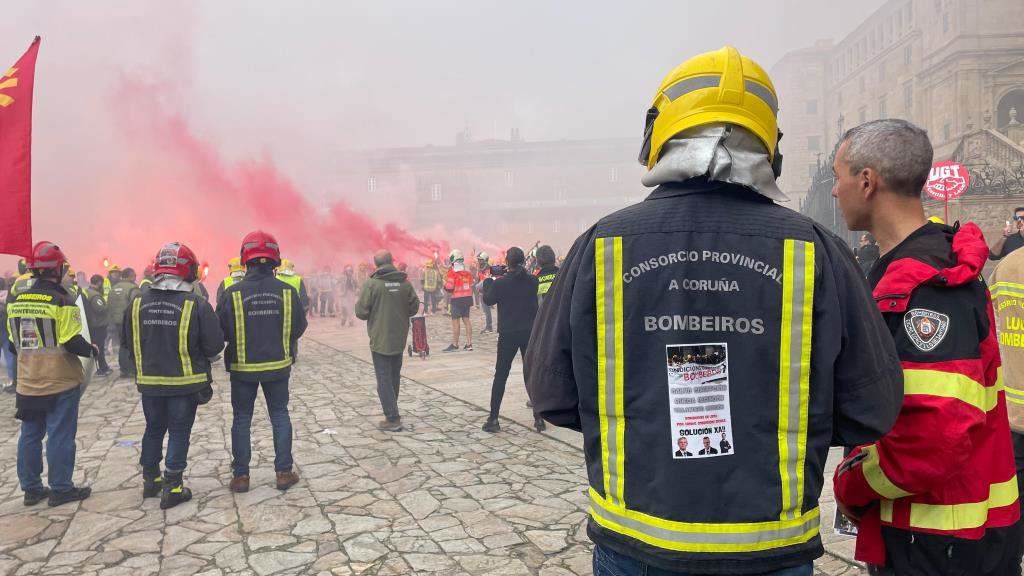 Protesta dos bombeiros na praza do Obradoiro. (Foto: Eva Cid Rivas)