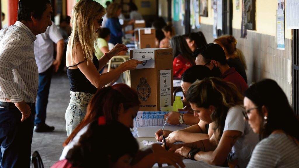 Unha muller exerce o seu dereito ao voto na primeira volta das eleccións xerais na Arxentina. (Foto: Diego Araoz)