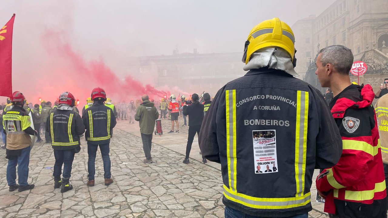 Mobilización dos bombeiros esta sexta feira en Compostela. (Foto: Eva Cid Rivas)