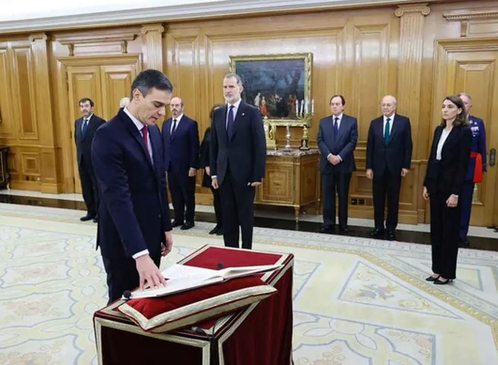 Pedro S&aacute;nchez ao prometer o seu cargo hoxe. (Foto: Casa Real espa&ntilde;ola)