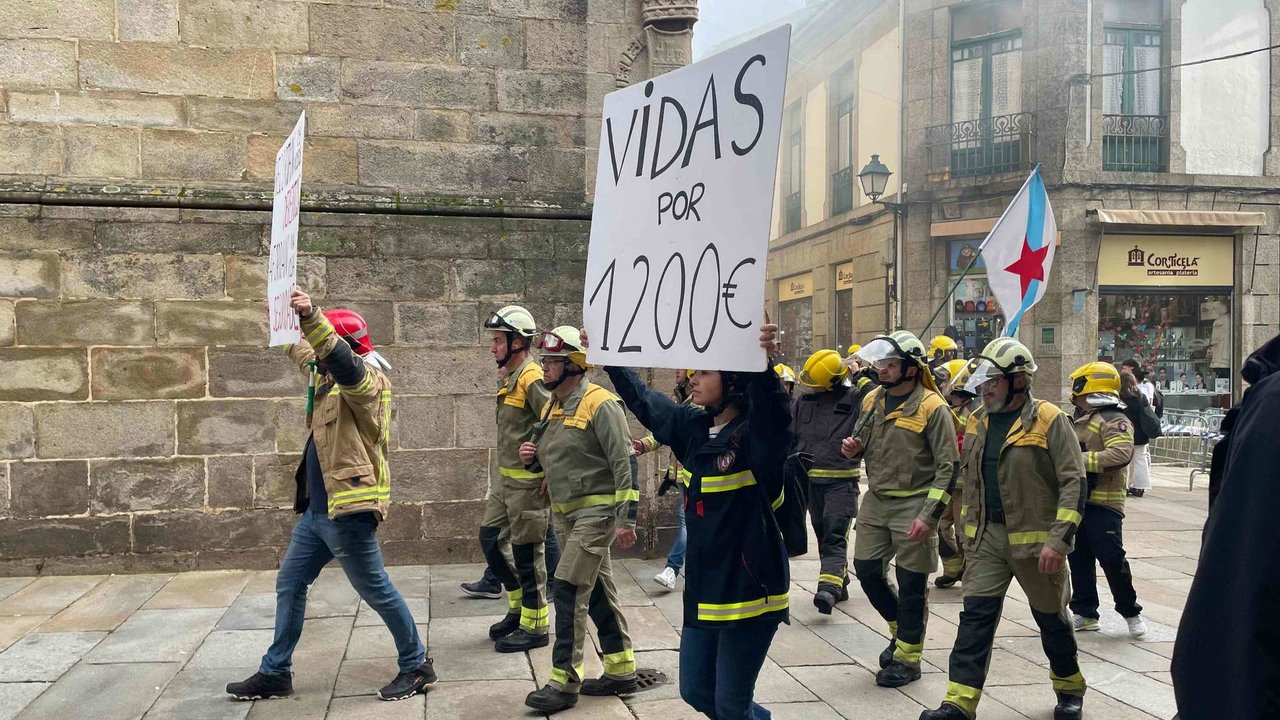 Mobilización dos bombeiros esta sexta feira en Compostela. (Foto: Eva Cid Rivas)