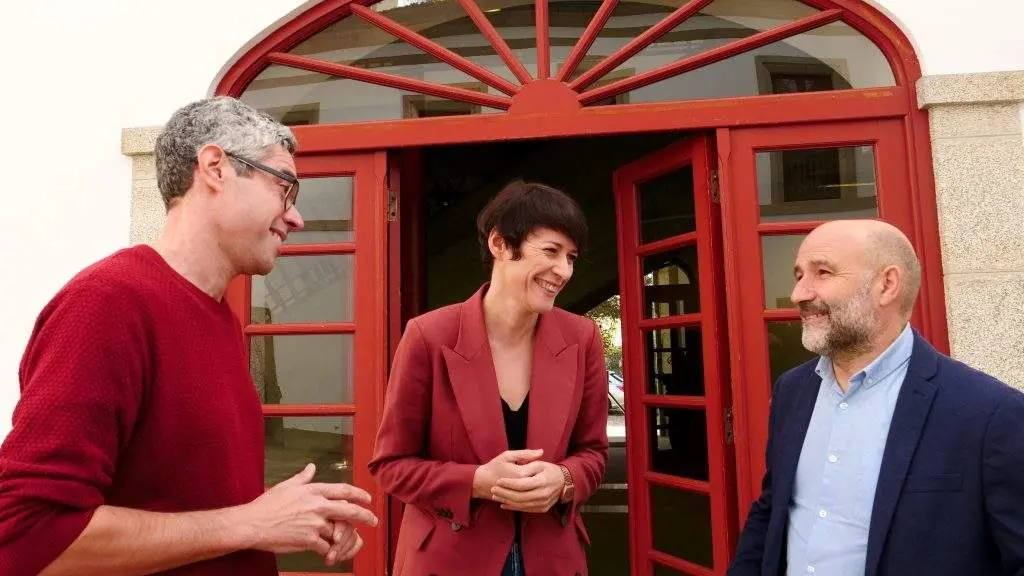 Iv&aacute;n Ribas, Ana Pont&oacute;n e N&eacute;stor Rego, esta sexta feira en Ferrol. (Foto: N&oacute;s Diario)