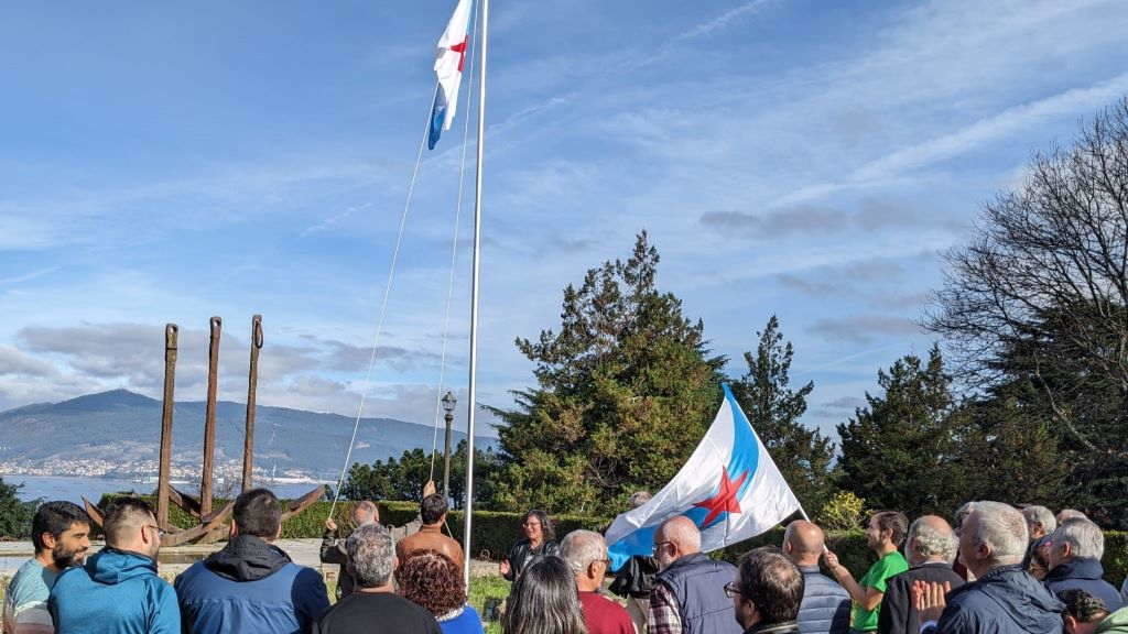 Izado da bandeira galega no parque do Castro, en Vigo. (Foto: Nós Diario).