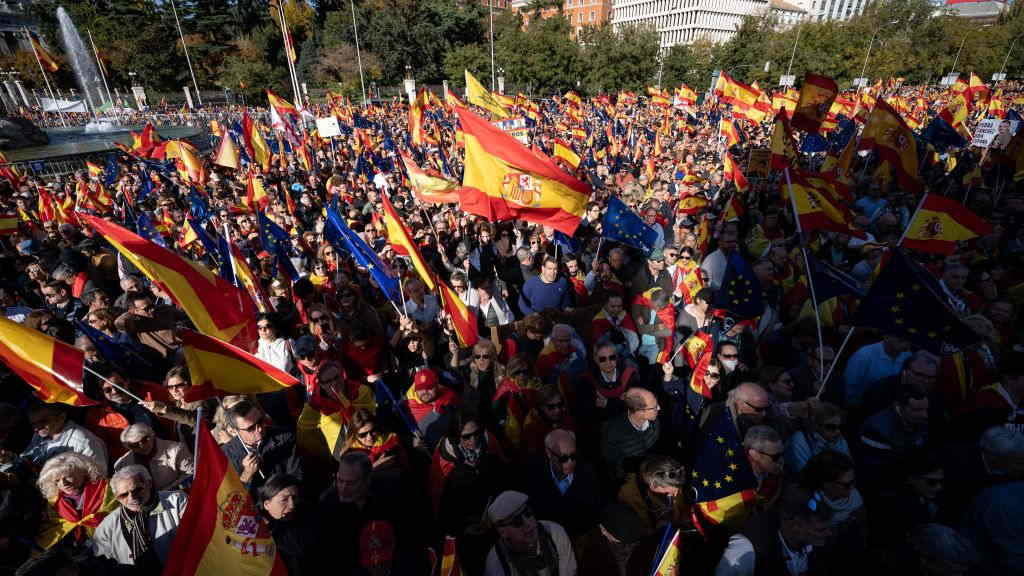 Centos de persoas maniféstanse en Madrid contra a amnistía. (Foto: Diego Radamés / Europa Press).