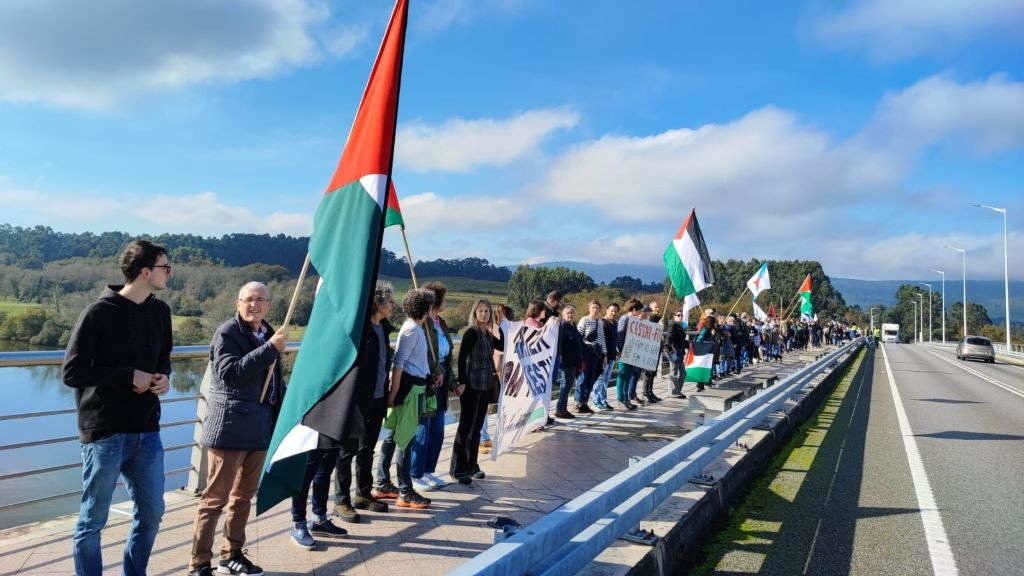 Unha cadea humana cruza a ponte da Amizade para denunciar o xenocidio sobre Gaza. (Foto: Nós Diario).