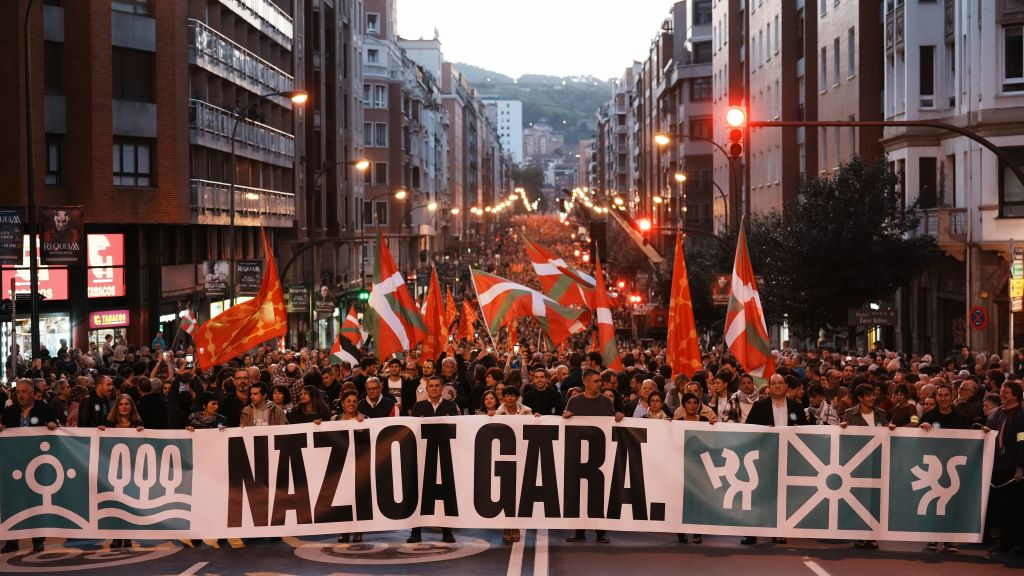 Miles de persoas reivindican a nación vasca nunha manifestación multitudinaria en Bilbao. (Foto: H. Bilbao / Europa Press).