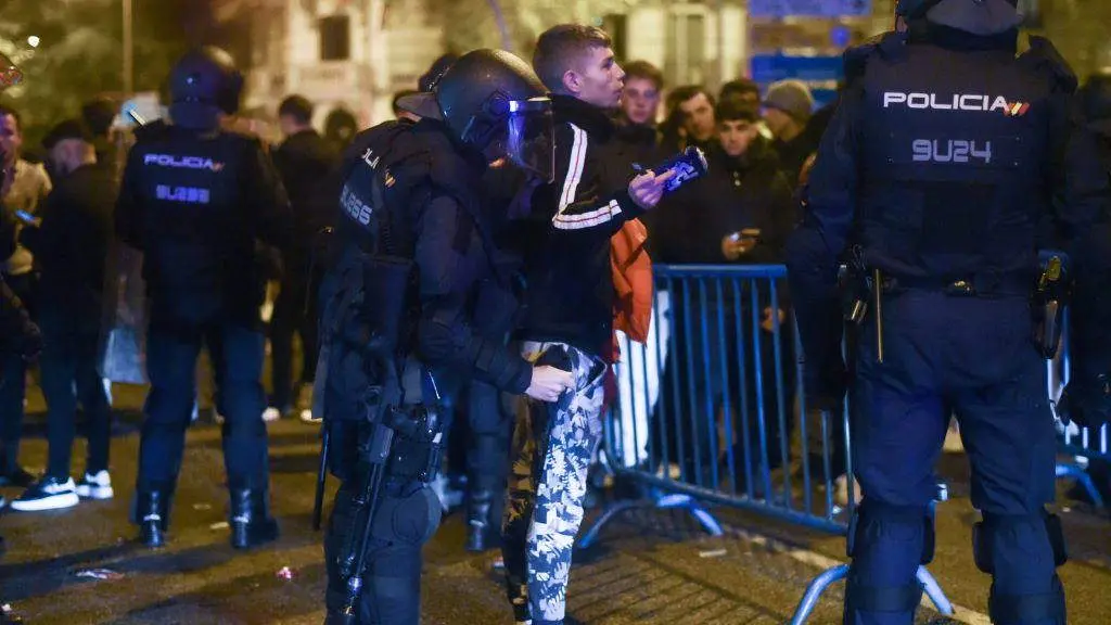 A Polic&iacute;a espa&ntilde;ola rexistra un manifestante que acudiu este s&aacute;bado 18 &aacute; sede do PSOE en Ferraz. (Foto: Gustavo Valiente / Europa Press).