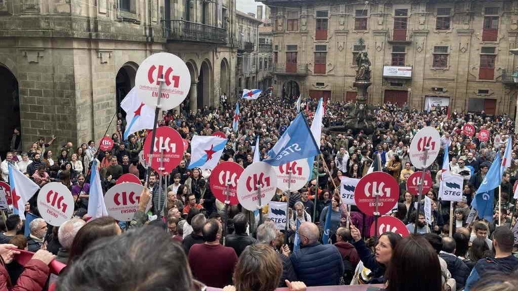 A comunidade educativa ateiga a praza de Praterías, en Compostela, en defensa do ensino público. (Foto: Nós Diario)