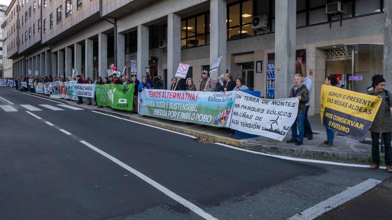 Multitude de asociacións veciñais acudiron esta segunda feira á Cámara a protestar contra a Xunta da Galiza (Foto: Arxina).