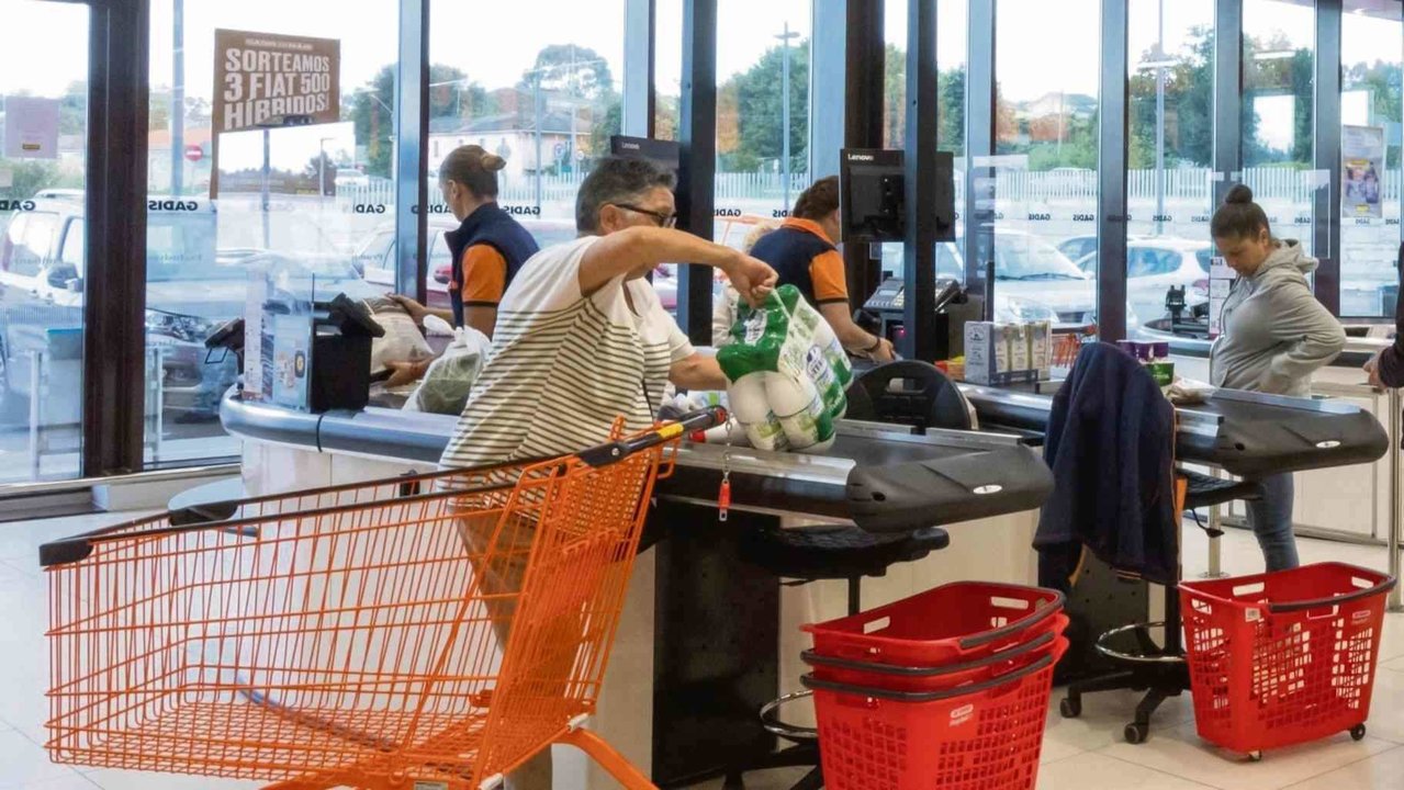 Dúas mulleres realizando as compras nun supermercado Gadis (Foto: Nós Diario).