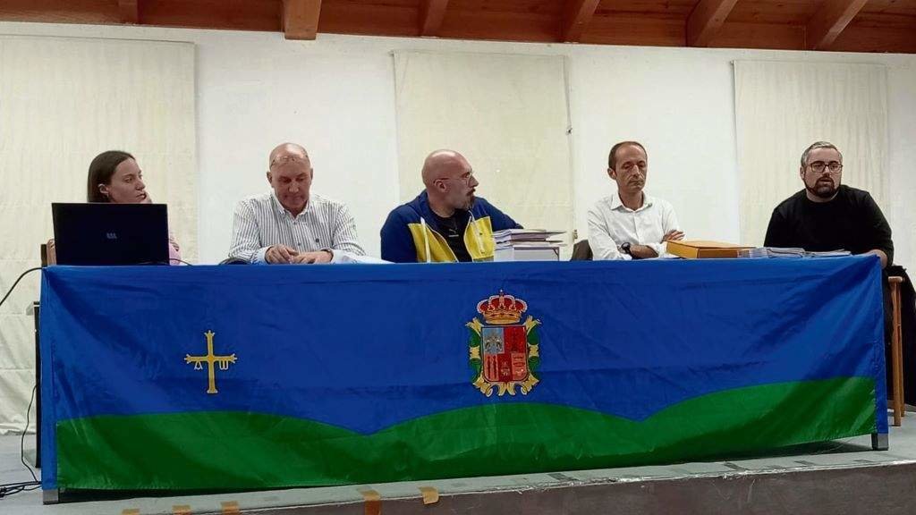 Presentación do 'II Informe sobre a lingua del Eo-Navia' o mes pasado en Santalla de Ozcos. (Foto: Axuntar)