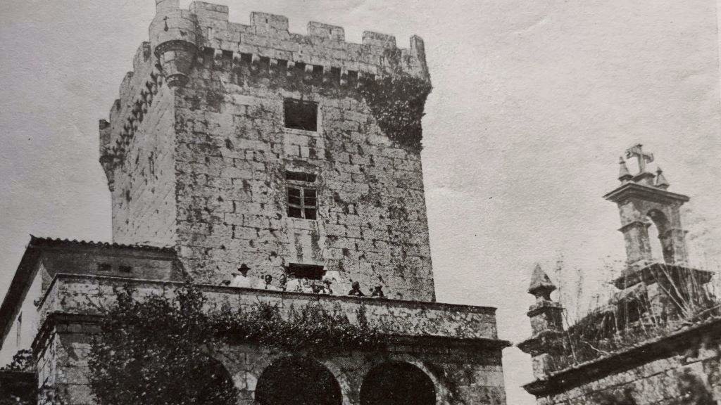 Torre de Tebra desde o leste, publicada en ‘Los Pazos Gallegos’ polo Marqués de Quintanar en 1928. Na foto apréciase o engadido barroco ao sur da torre, eliminado nos anos seguintes.