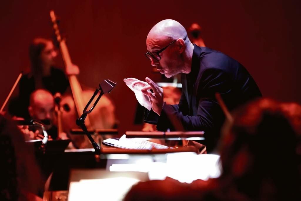 Baldur Brönnimann dirixindo a Real Filharmonía de Galiza. (Foto: Manu Vidal)