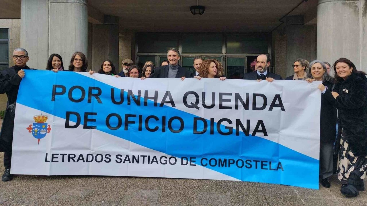 Concentración do persoal da avogacía e da procuración nos xulgados de Compostela para reclamar melloras na quenda de oficio (Foto: Europa Press).