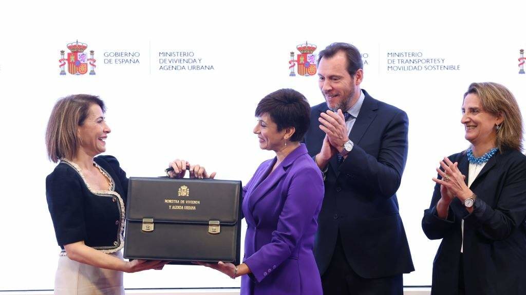 Raquel Sánchez entrega a carteira do Ministerio de Vivenda á nova titular, Isabel Rodríguez. (Foto: Marta Fernández Jara / Europa Press)