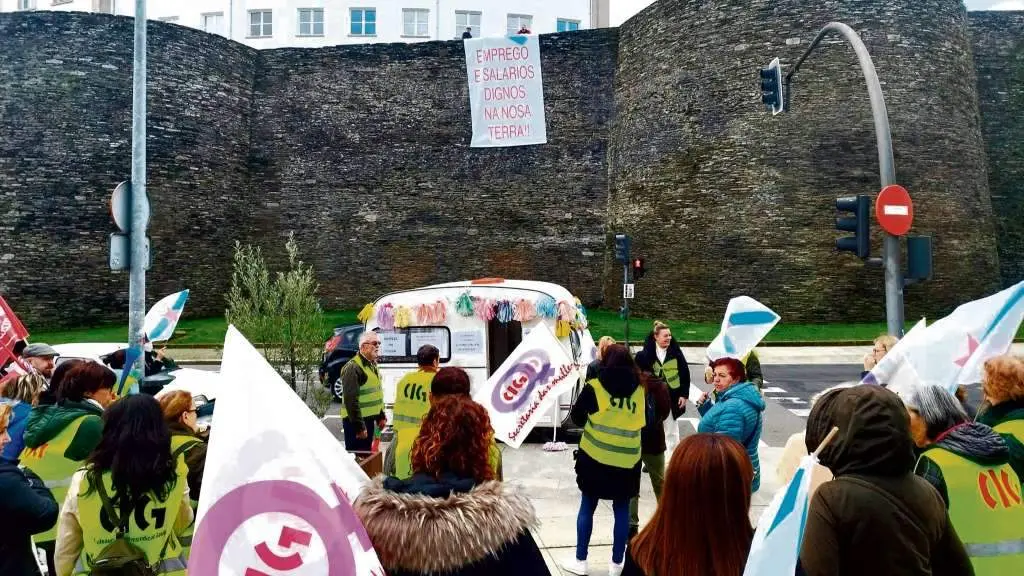 Traballadoras do sector da limpeza de Lugo, en folga desde o 16 de outubro, situaron esta terza feira unha caravana fronte &aacute; sede da Xunta. (Foto: N&oacute;s Diario)