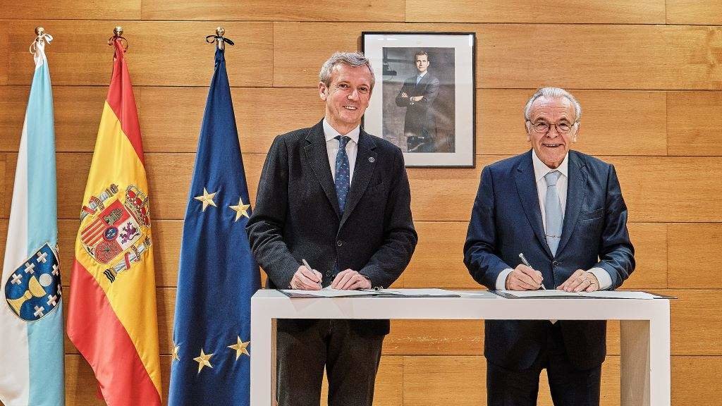 Alfonso Rueda e Isidro Fainé asinando hoxe o acordo.