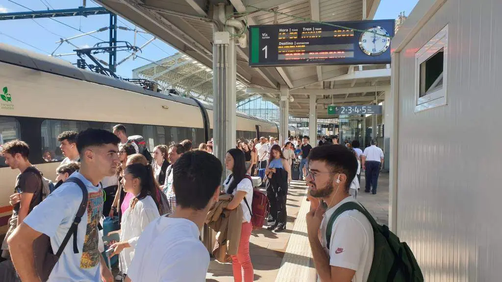 Pasaxeiros na estaci&oacute;n de tren de Santiago. (Foto: Manel M&eacute;ndez)