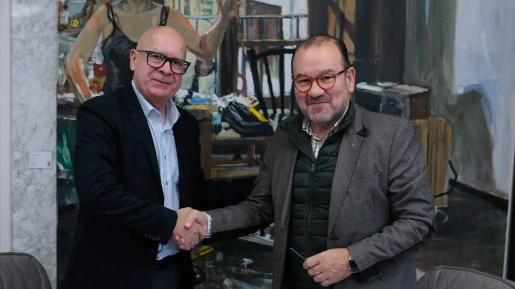 Xos&eacute; Regueira e Antonio L&oacute;pez, esta cuarta feira, asinando o convenio. (Foto: Deputaci&oacute;n da Coru&ntilde;a)