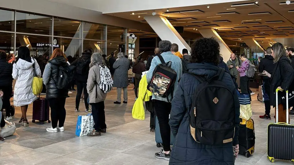 Usuarias e usuarios de Renfe agardando a subir ao tren na estaci&oacute;n de Urz&aacute;iz, en Vigo, esta cuarta feira. (Foto: N&oacute;s Diario)