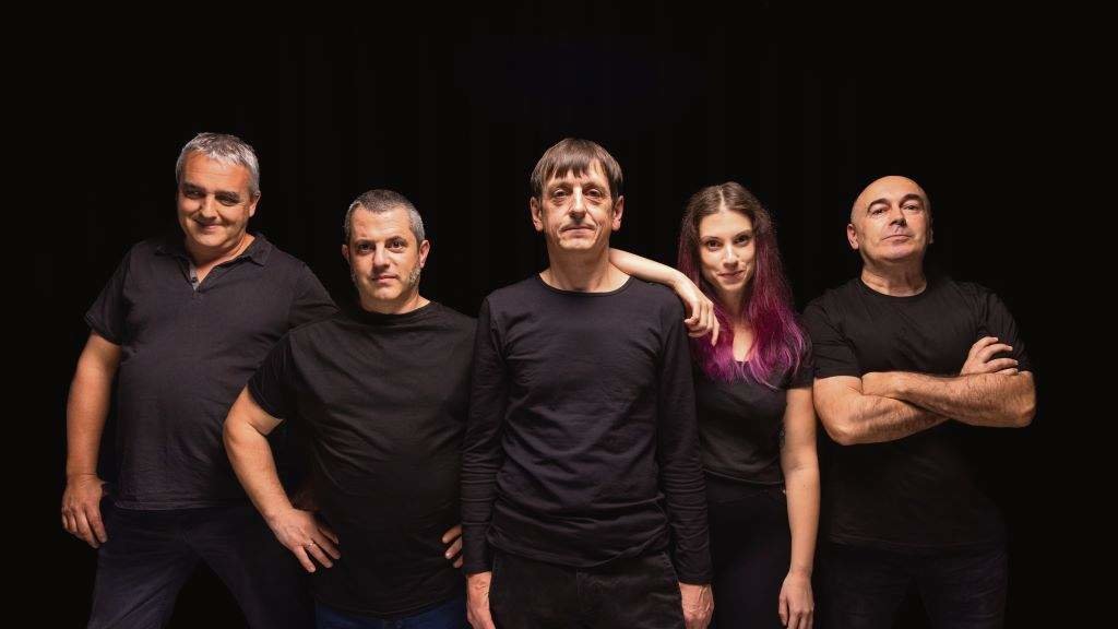 Mario Grela, Paco Cerdeira, Xosé Bocixa, Laura Romero e Manuel García son os integrantes actuais de Zënzar. (Foto: Pixelín Photo)