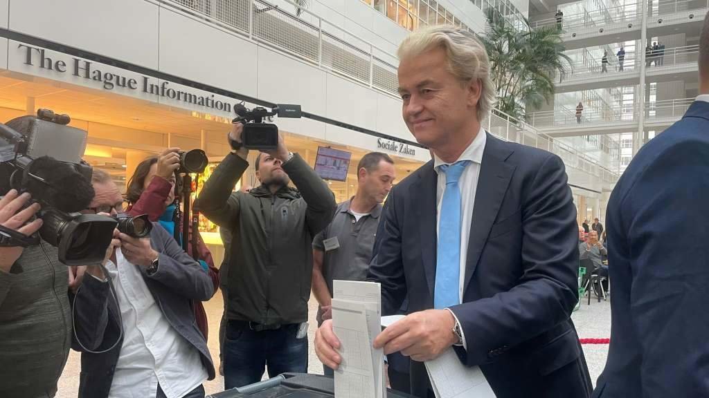 Geert Wilders, líder da formación de extrema dereita PVV, depositando hoxe o seu voto. (Foto: @geertwilderspvv)
