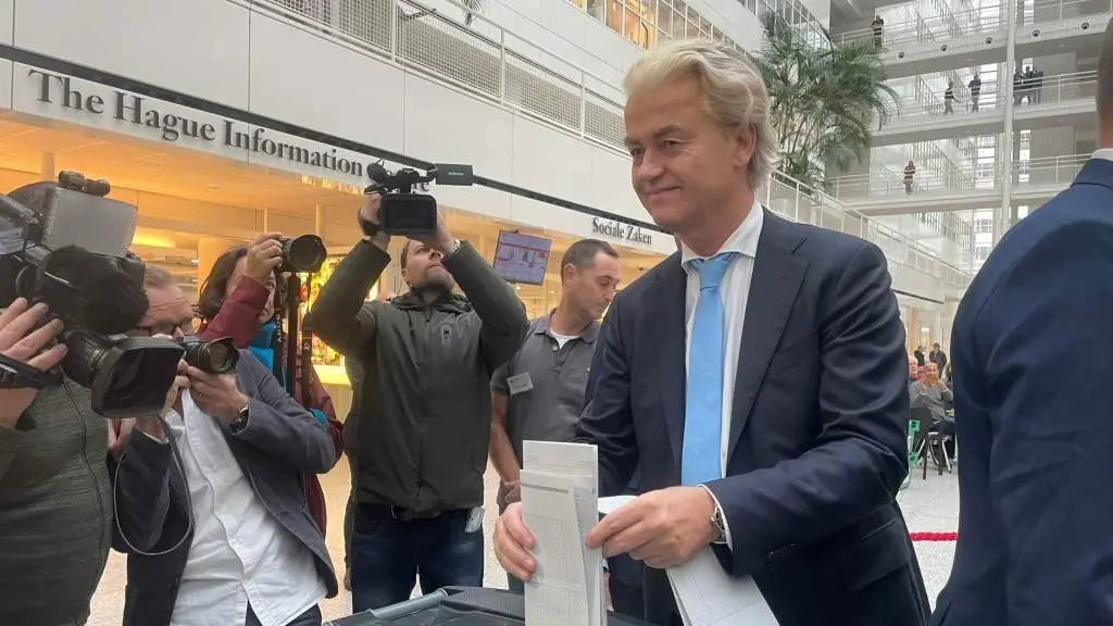 Geert Wilders, l&iacute;der da formaci&oacute;n de extrema dereita PVV, depositando hoxe o seu voto. (Foto: @geertwilderspvv)