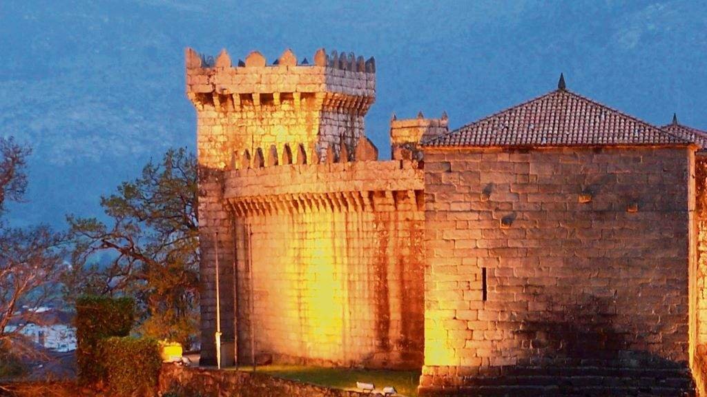 Vista nocturna do castelo de Vimianzo. (Foto: Roberto Mouzo)