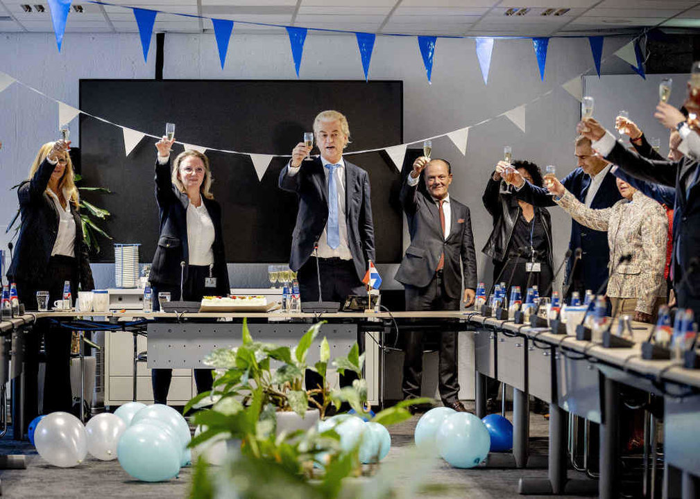 Geert Wilders (no centro) hoxe. (Foto:  Remko De Waal / ANP / DPA)