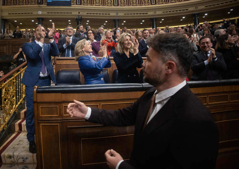 O voceiro de ERC no Congreso, Rafael Rufían, a piques de saúdar Pedro Sánchez na sesión de investidura. (Foto: Eduardo Parra / Europa Press)
