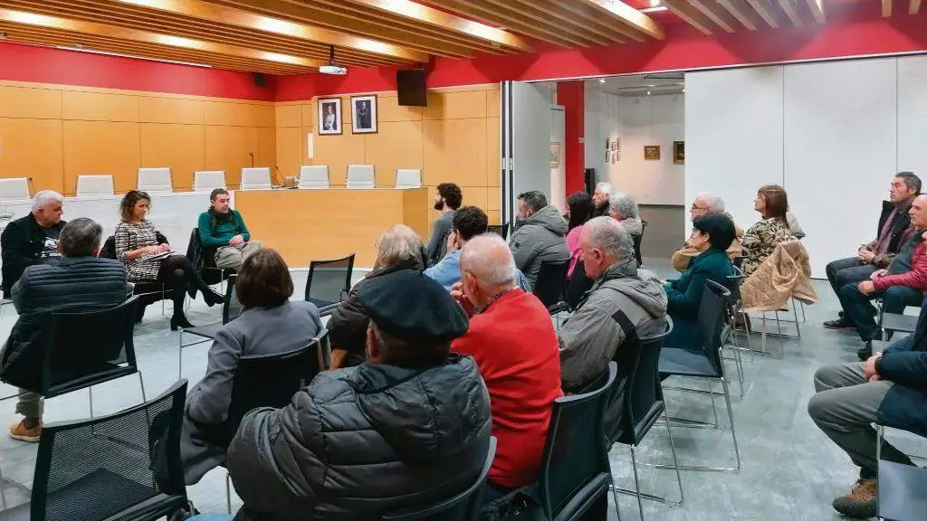 Joaqu&iacute;n Cadilla, Mar&iacute;a Obelleiro e Xo&aacute;n Colazo, esta quinta feira na Guarda. (Foto: N&oacute;s Diario)