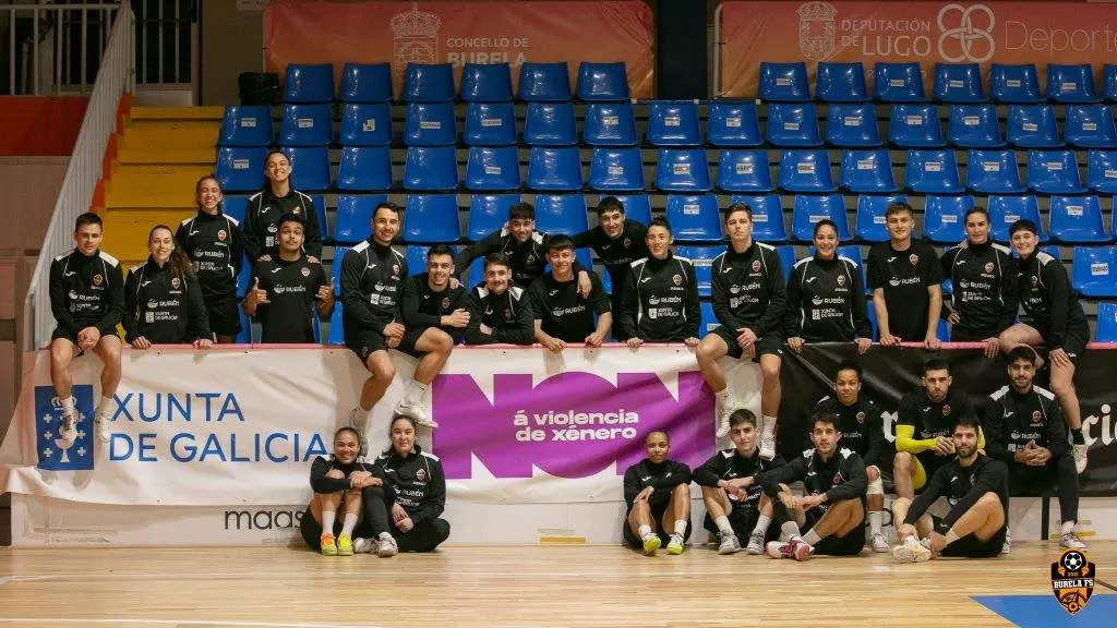 Os equipos masculino e feminino do Pescados Rub&eacute;n Burela, onte, dicindo 'non' ao machismo.