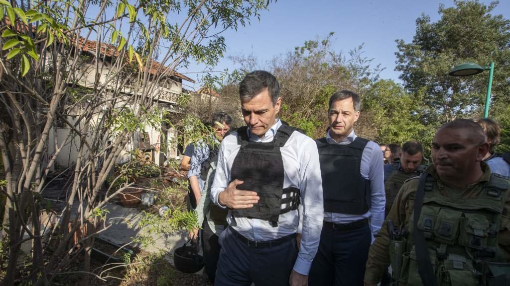 O presidente do Goberno español, Pedro Sánchez, na súa visita ao kibbutz israelí atacado o 7 de outubro. (Foto: Nicolas Maeterlinck / Belga / DPA)