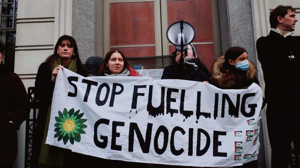 Manifestantes protestando ante a sede de BP en Londres o 20 de novembro. (Foto: Fossil Free London)