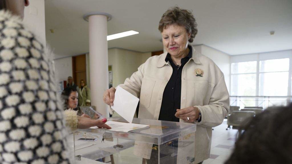 Sara Inés Vega, actual alcaldesa de Ponte Caldelas e gañadora novamente das eleccións, depositando este domingo o seu voto. (Foto: Rosa Veiga / Europa Press)