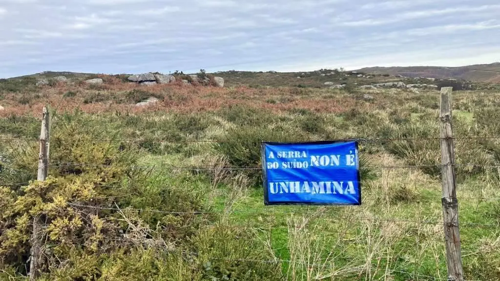 Cartaz pendurado esta fin de semana contra a minar&iacute;a no Su&iacute;do. (Foto: N&oacute;s Diario)