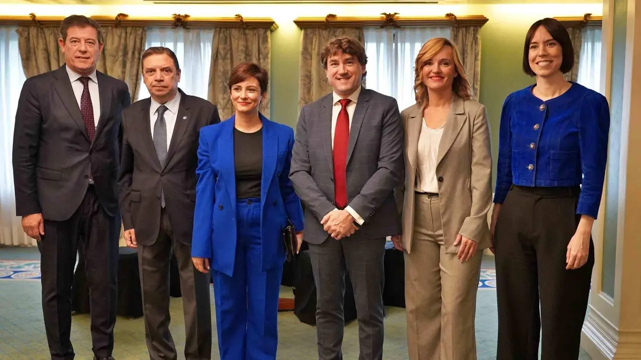 Jos&eacute; Ram&oacute;n G&oacute;mez Besteiro, &aacute; esquerda, esta segunda feira (Foto: N&oacute;s Diario).