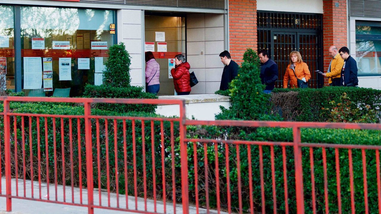 Persoas facendo fileira para entrar nunha oficina de emprego (Foto: Eduardo Parra / Europa Press).