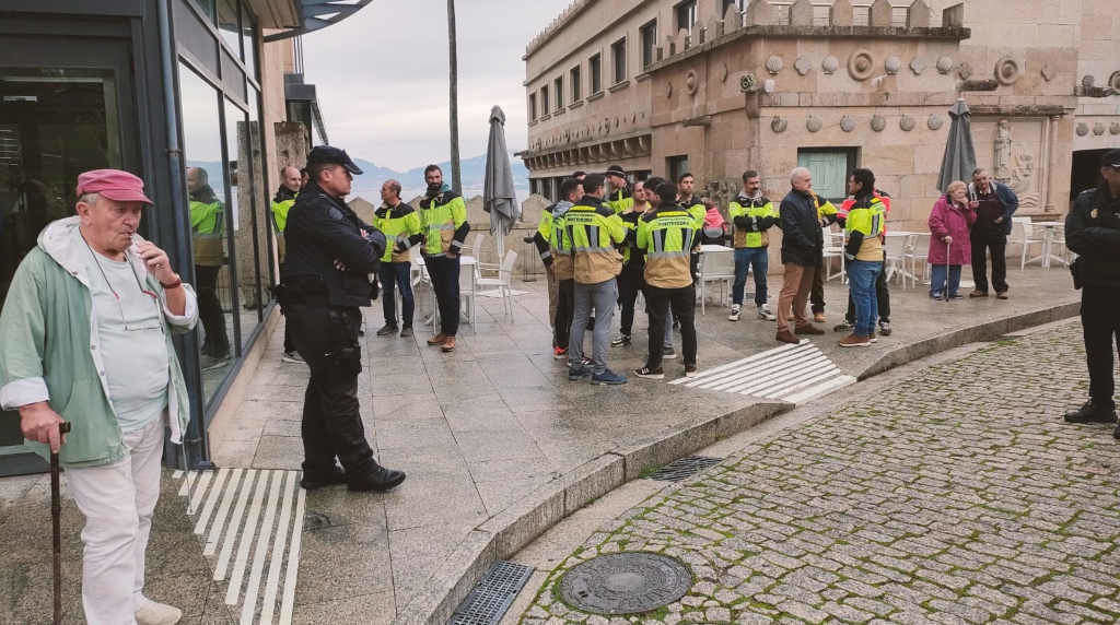 Protesta dos bombeiros en folga na cidade de Vigo (Foto: Europa Press).