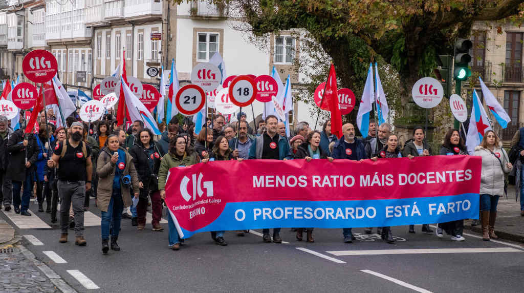 Multitudinaria participación na nova manifestación que hoxe percorreu as rúas de Santiago na defensa do ensino público e "pola recuperación dos dereitos" do profesorado. (Foto: Arxina)