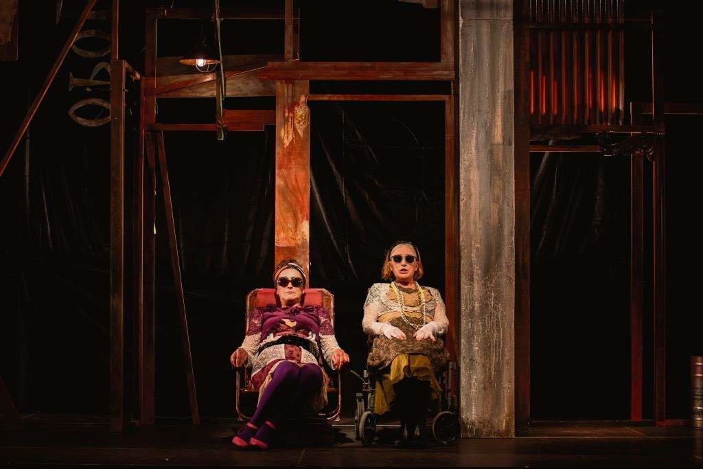 Mónica Camaño e Casilda Alfaro nun ensaio da obra.  (Foto: Chiripa / Teatro do Noroeste)